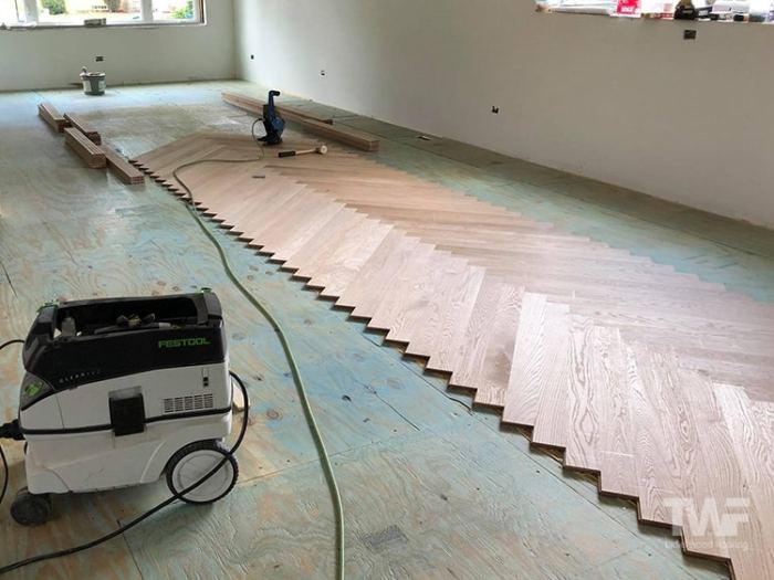 Install Glue Assist - Lantai Parket Lapangan Basket Aklimatisasi Kayu Sebelum Pasang