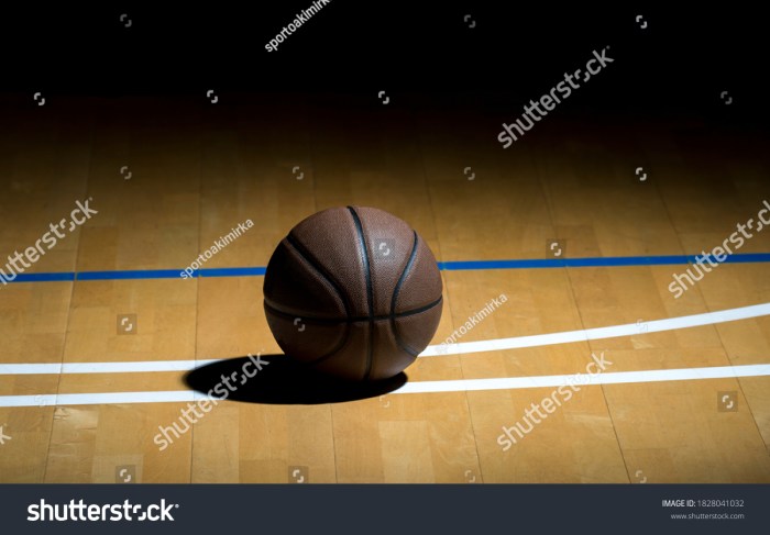 stock photo basketball on hardwood court floor with spot lighting workout online concept 1828041032 - 5 Sinyal Bahaya Lantai Parket Basket Butuh Perbaikan