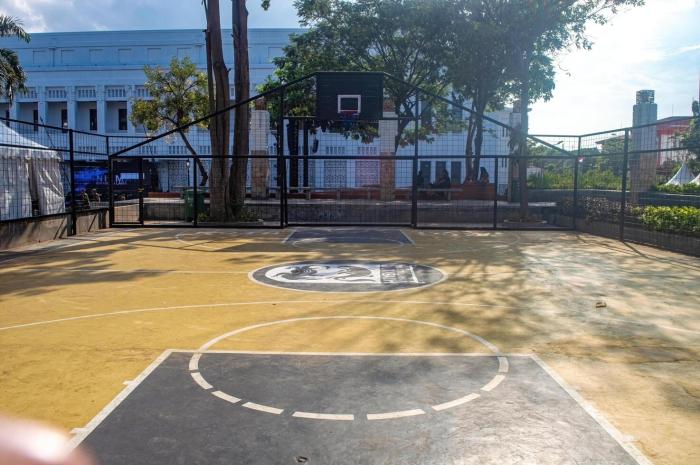 free basketball court for the public in a park in surabaya indonesia 20 june 2024 free photo 1 - rekomendasi kontraktor lapangan basket Surabaya Panduan Lengkap