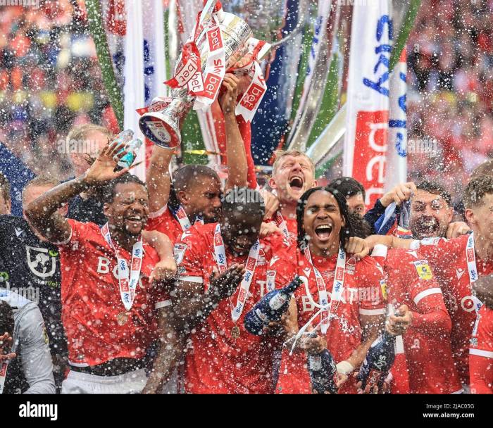 nottingham forest lift the sky bet championship playoff final trophy as they get promoted to the premier league 2JAC05G 1 - Roefs dapat nominasi berkat awal cemerlang Premier League