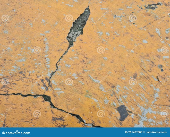 yellow basketball court abstract background cracks photos yellow basketball court abstract background cracks 261407803 1 - Mengatasi Retakan Lantai Parket Lapangan Basket